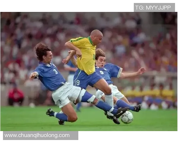 欧洲顶级足球巨星风采全览：巅峰对决与荣耀时刻回顾