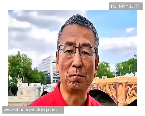 白岩松深入采访足球球星 揭秘他们场外的真实生活与成长故事