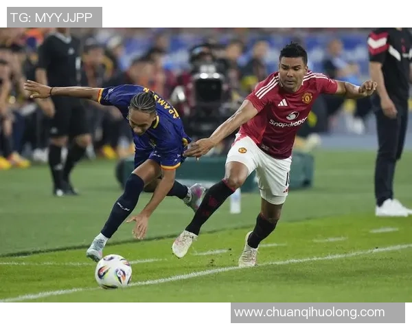 足球粉丝激动涌入球场深情拥抱偶像球星温暖瞬间感动全场